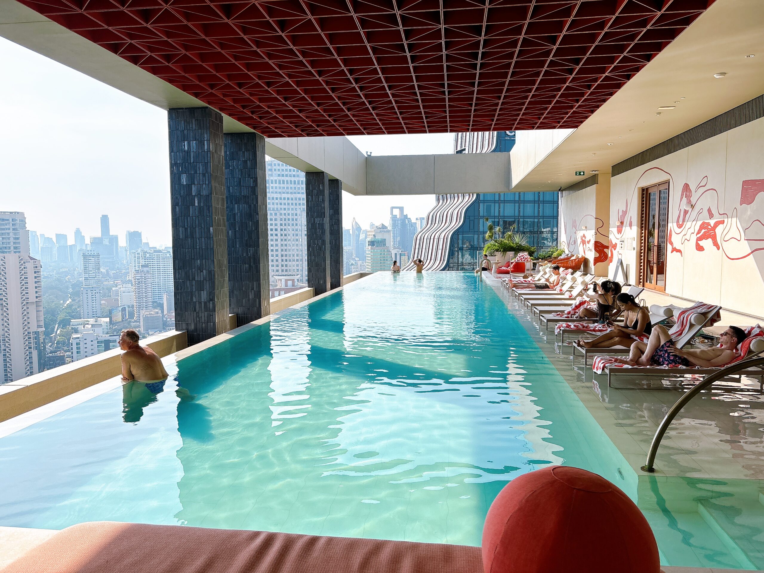 クロモ バンコク キュリオ コレクション バイ ヒルトンのプール