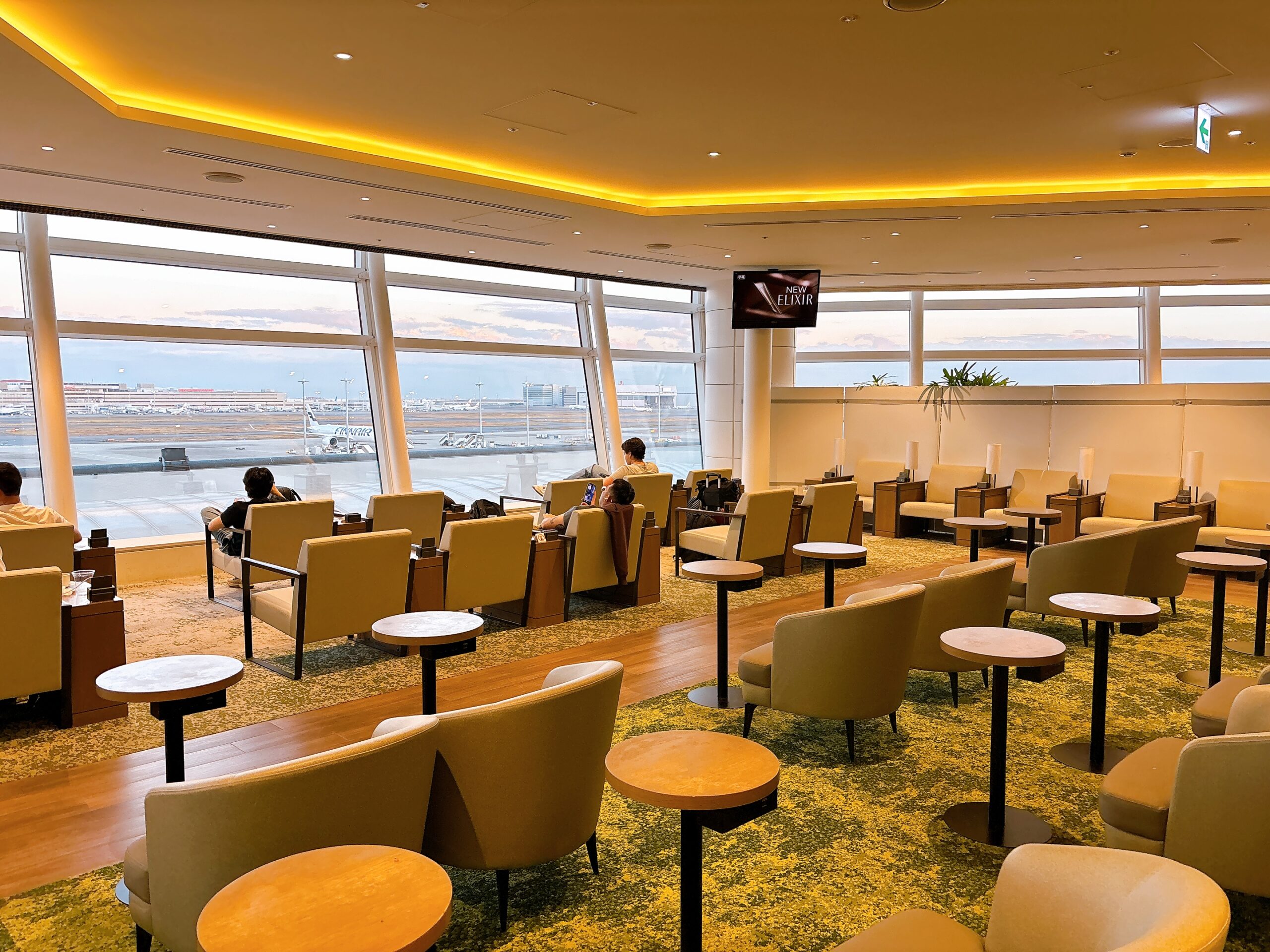 TIAT LOUNGEの外観
