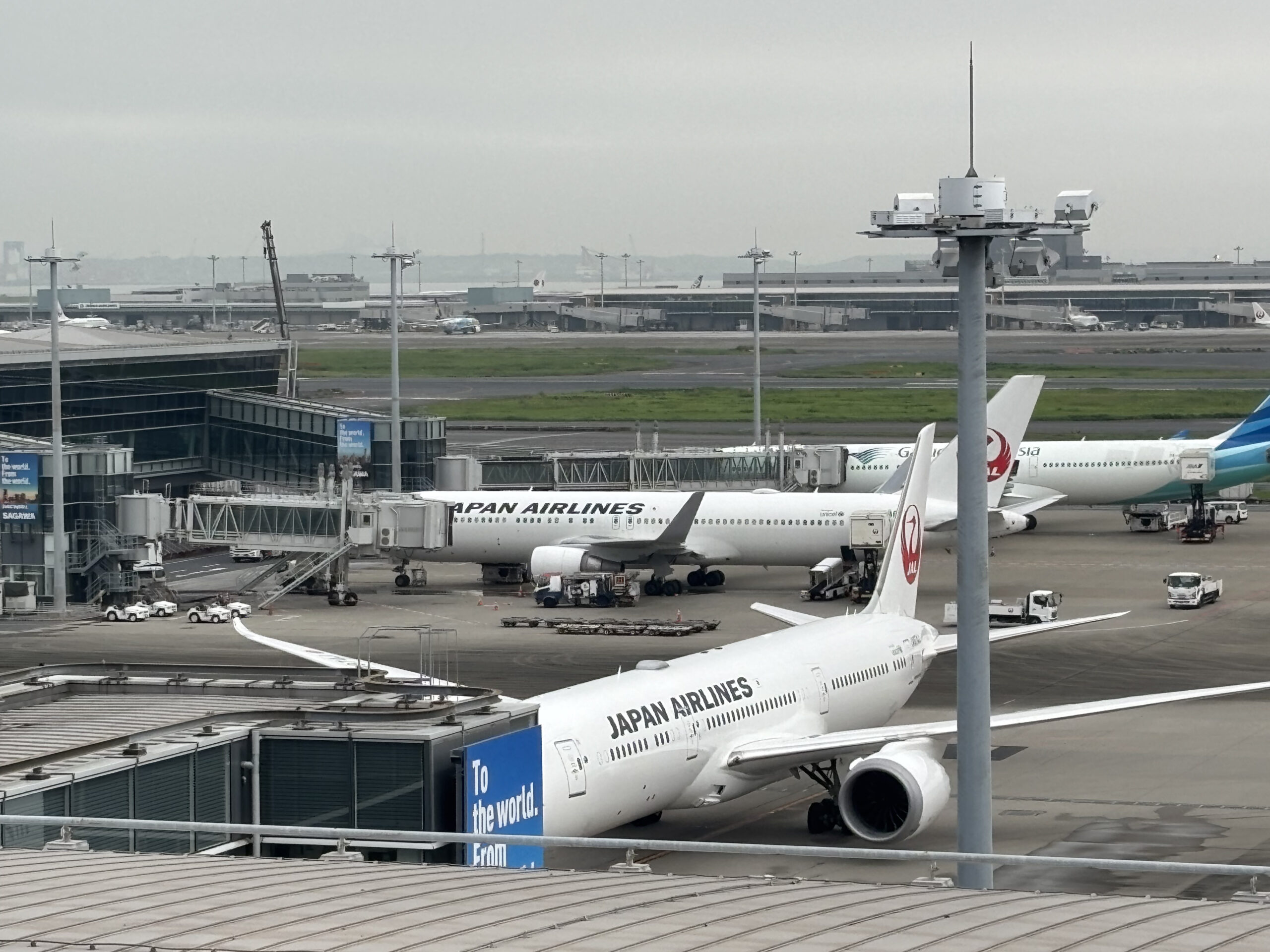 羽田空港に駐機しているJAL機材