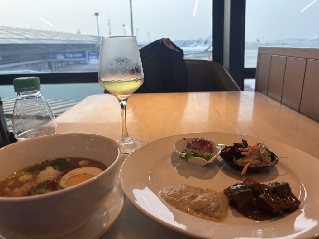 クアラルンプール国際空港のプライオリティ・パス加盟ラウンジで食事をしている様子