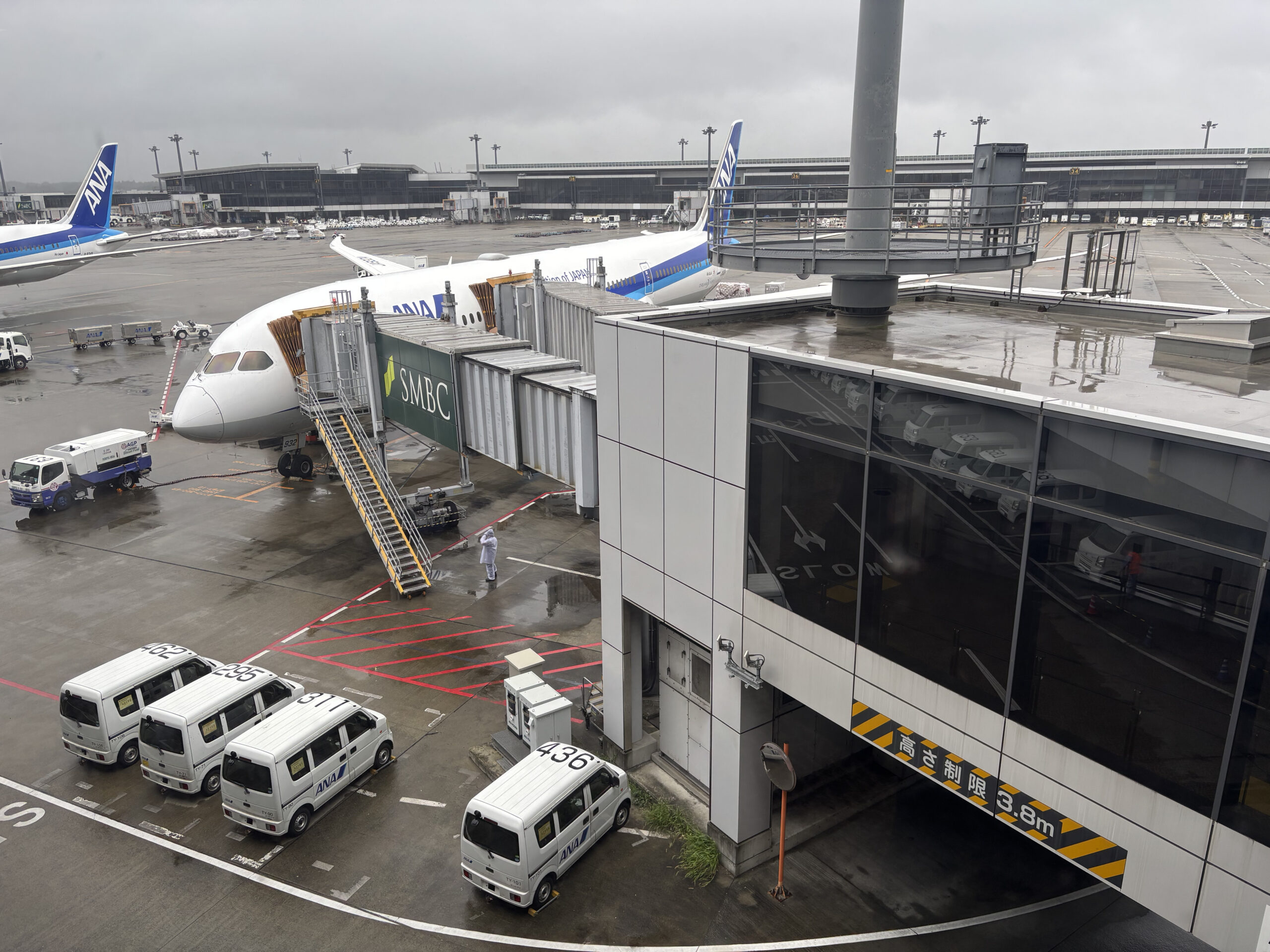 成田空港に駐機しているANA機材