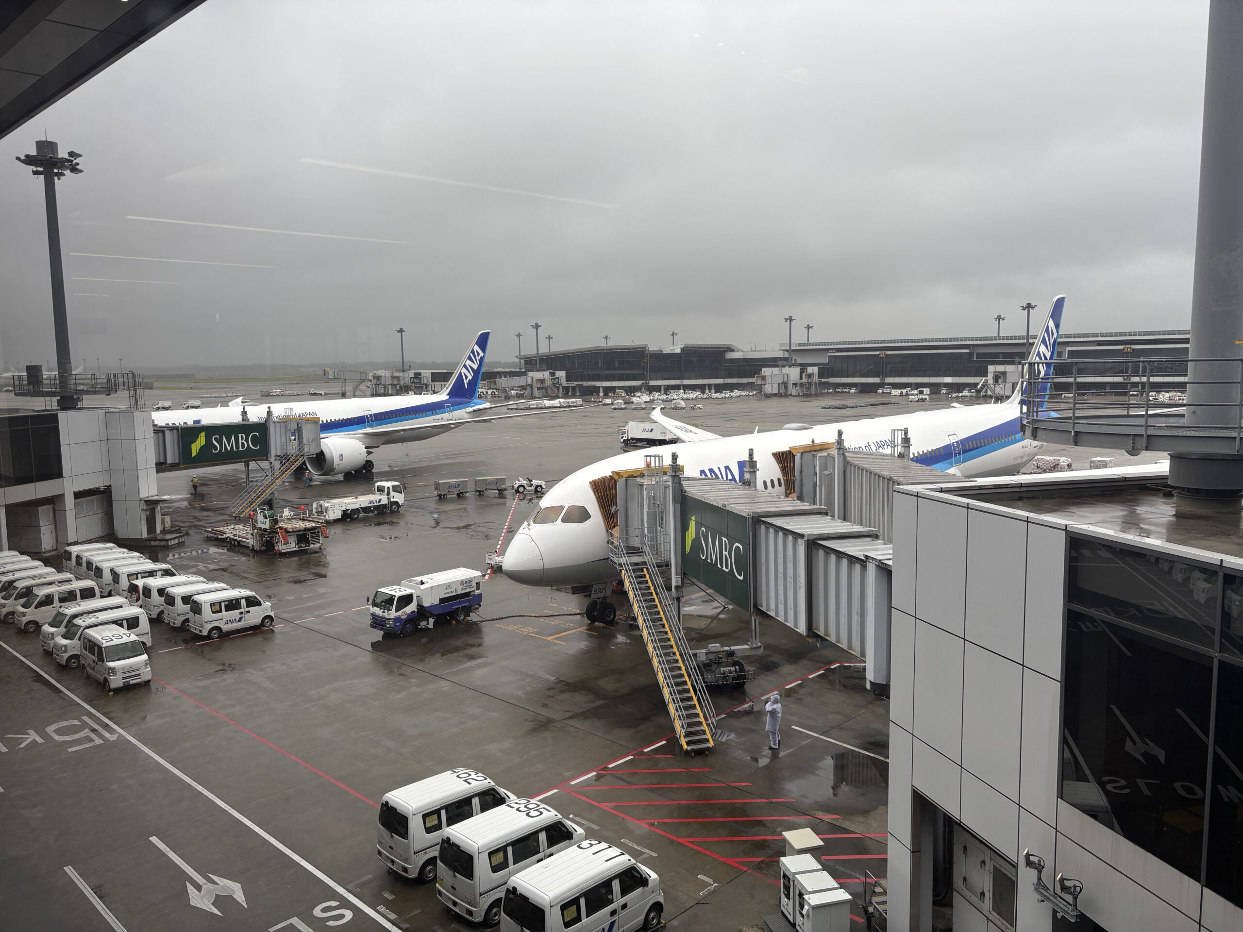 成田国際空港第1ターミナルに駐機しているANA機材