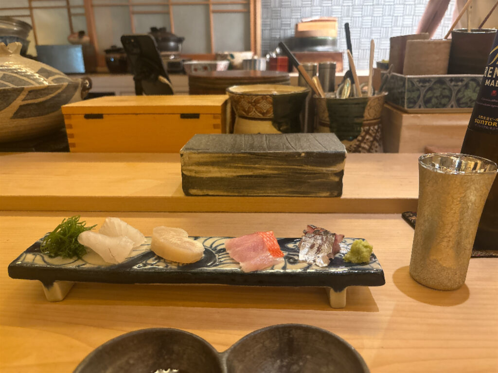 鮨 三國で食事をしている様子
